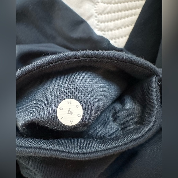 Lululemon women  Navy mesh ankle  Leggings size 4 - Picture 5 of 6